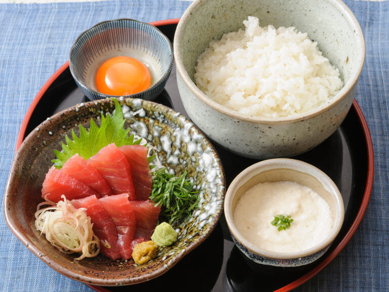 まぐろの山かけ飯〜那須御養卵添え〜（味噌汁付）